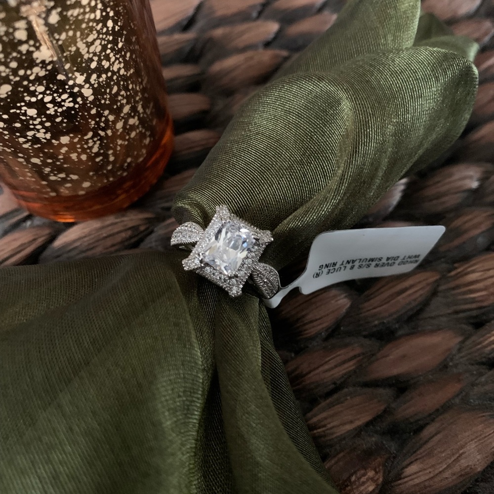* Bella Luce White Diamond Simulant Ring